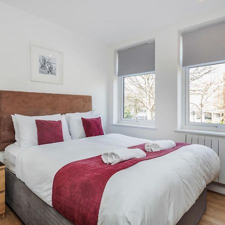 Roomspace Serviced Apartments - Swan House ليذرهيد المظهر الخارجي الصورة