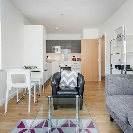 Roomspace Serviced Apartments - Swan House ليذرهيد المظهر الخارجي الصورة