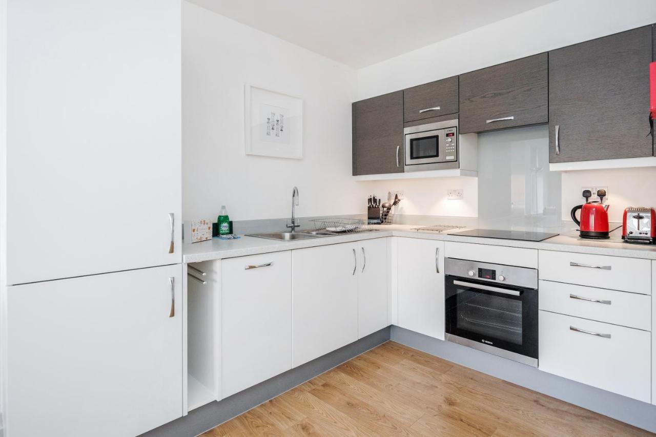 Roomspace Serviced Apartments - Swan House ليذرهيد المظهر الخارجي الصورة